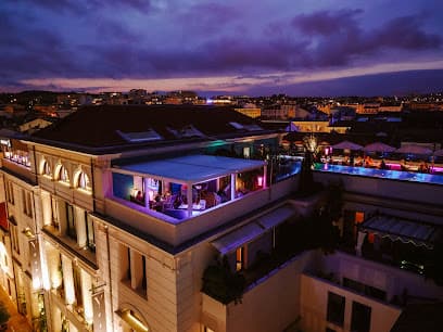 Lounge bar by Le Roof